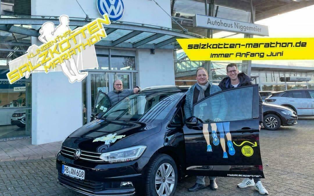 Autohaus Niggemeier bleibt Mobilitätspartner beim Salzkotten Marathon – neues Fahrzeug übergeben
